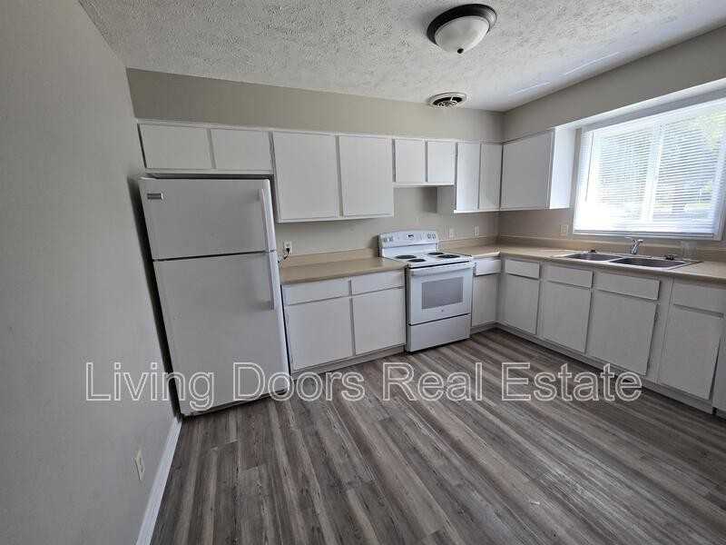 4715 Gladstone St - Photo 2 of 12