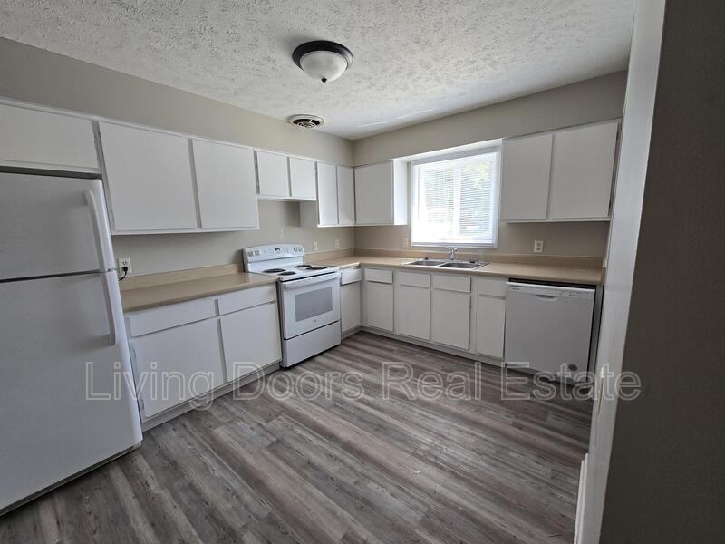 4715 Gladstone St - Photo 3 of 12