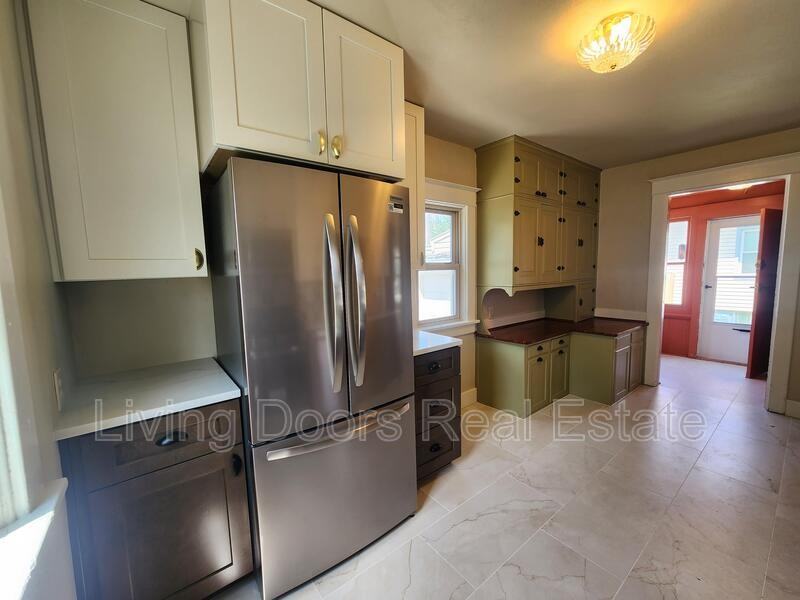 602 C St - Photo 3 of 18