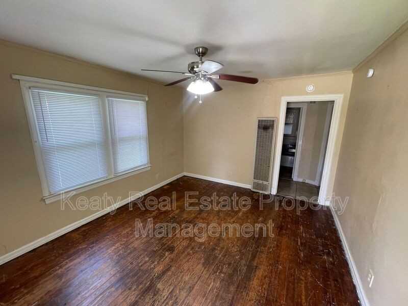 409 Silkwood St - Photo 4 of 7