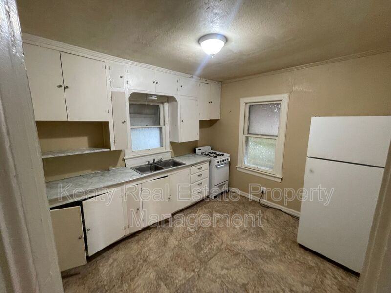 409 Silkwood St - Photo 6 of 7
