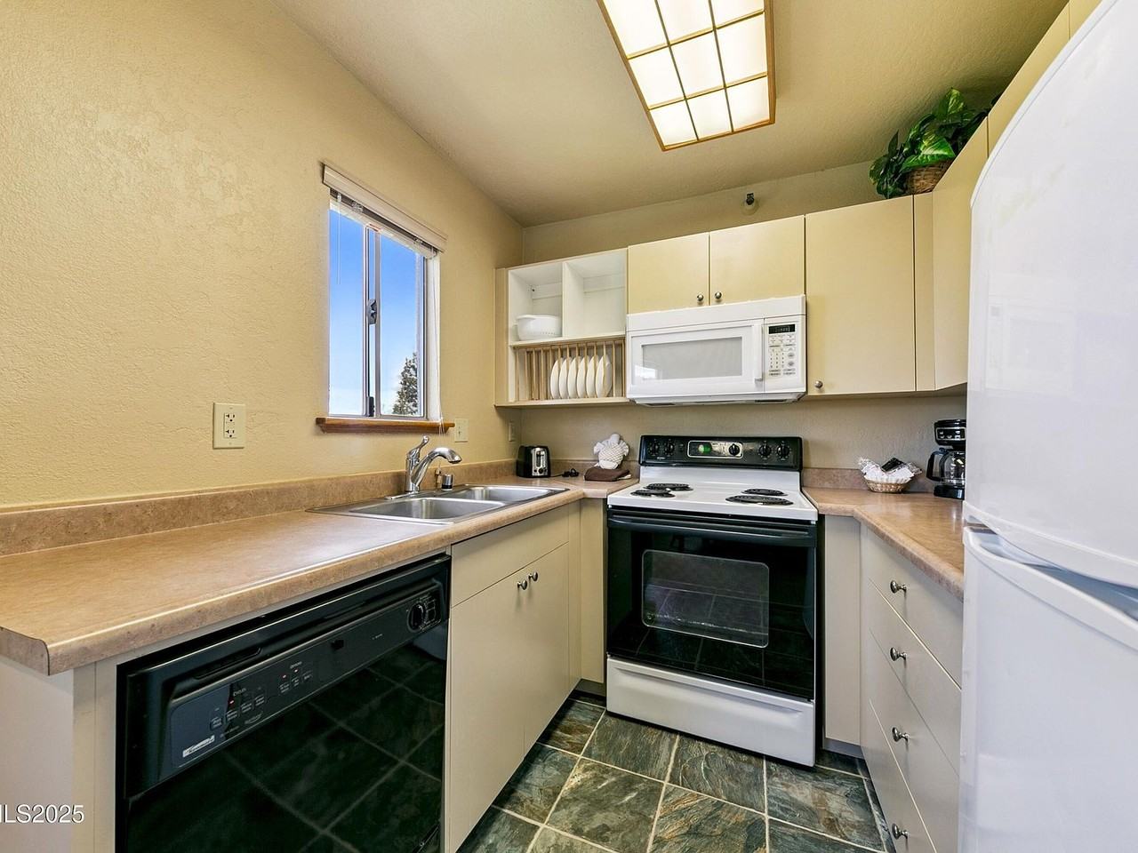 305 Galaxy Ln #8 - Photo 5 of 31