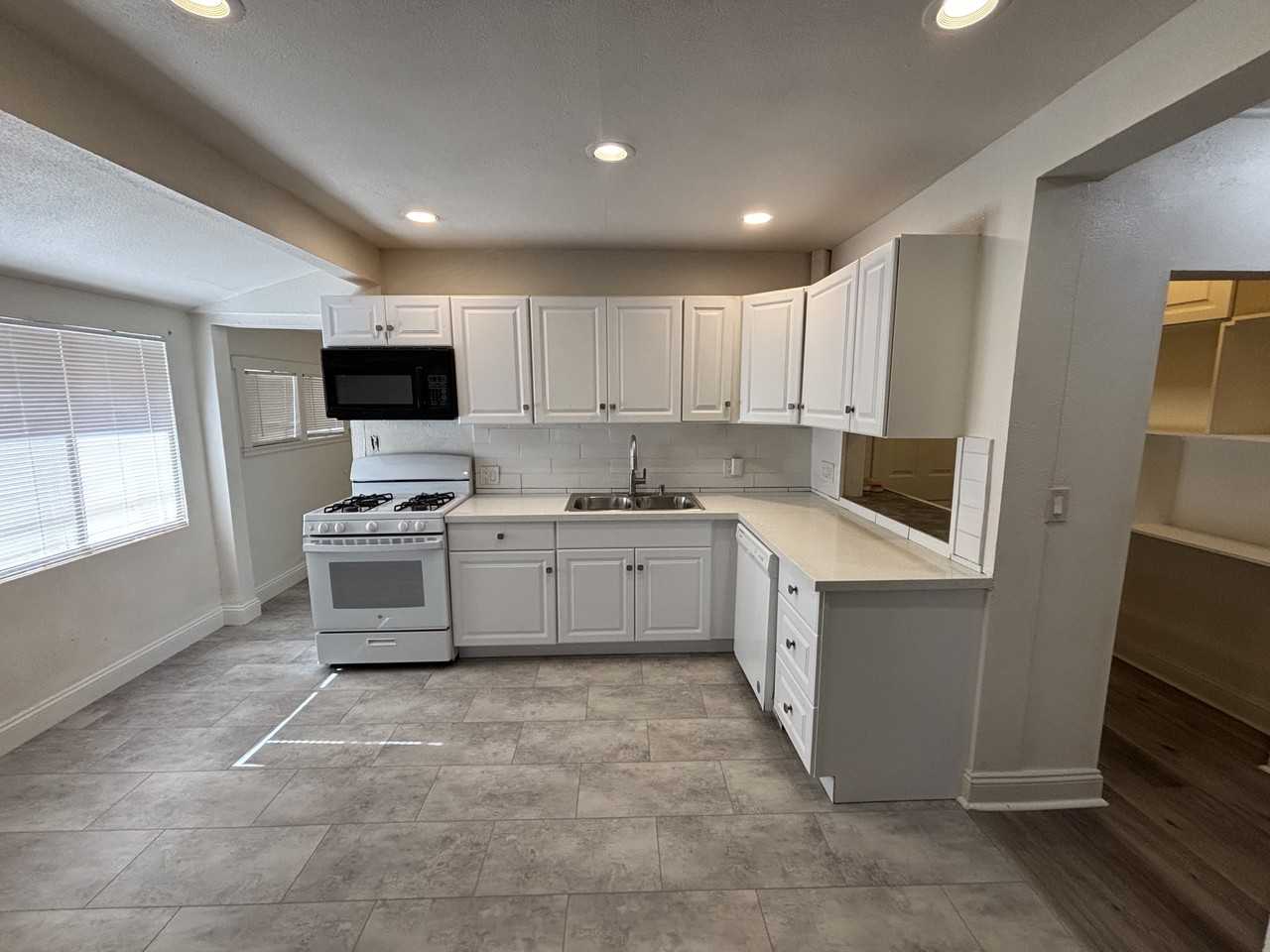 1013 Santiago Ave #NA - Photo 2 of 9