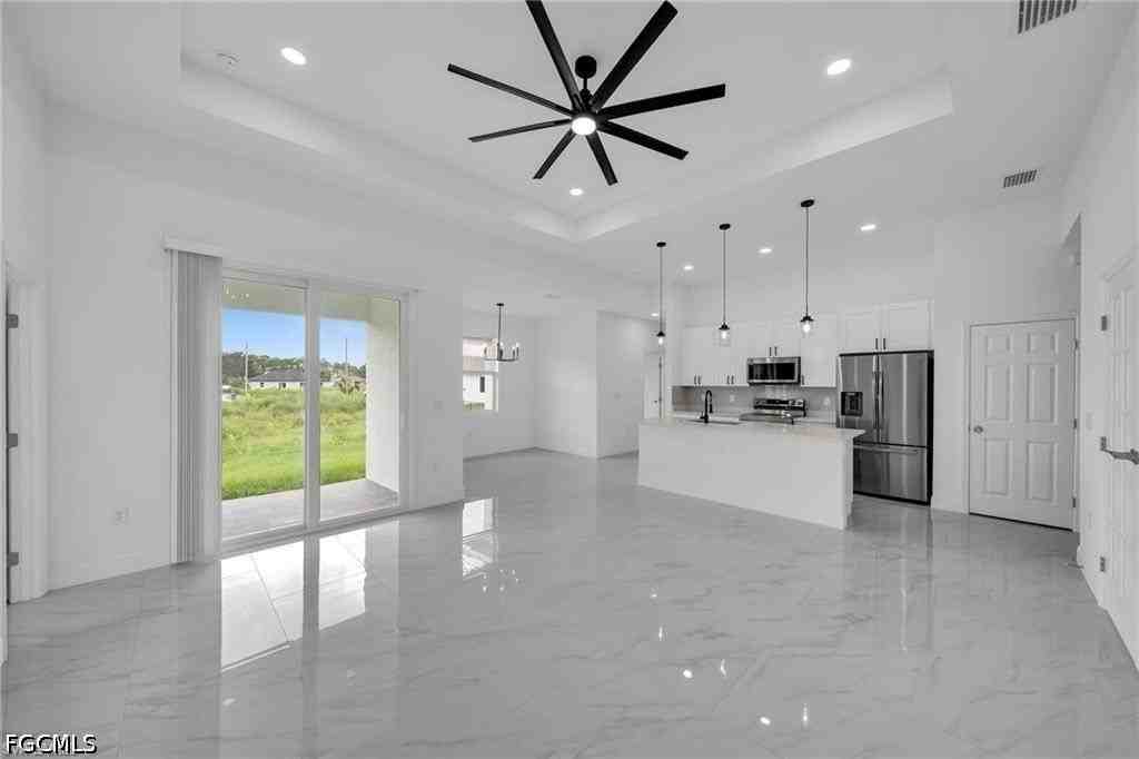 438 Poplar St - Photo 4 of 30