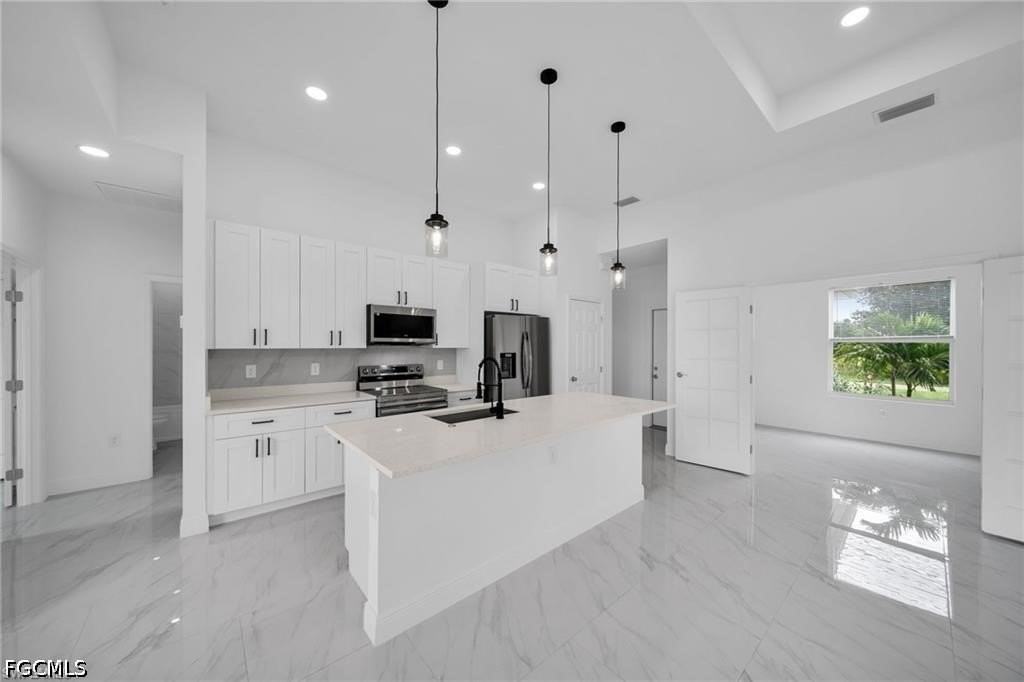 438 Poplar St - Photo 5 of 30