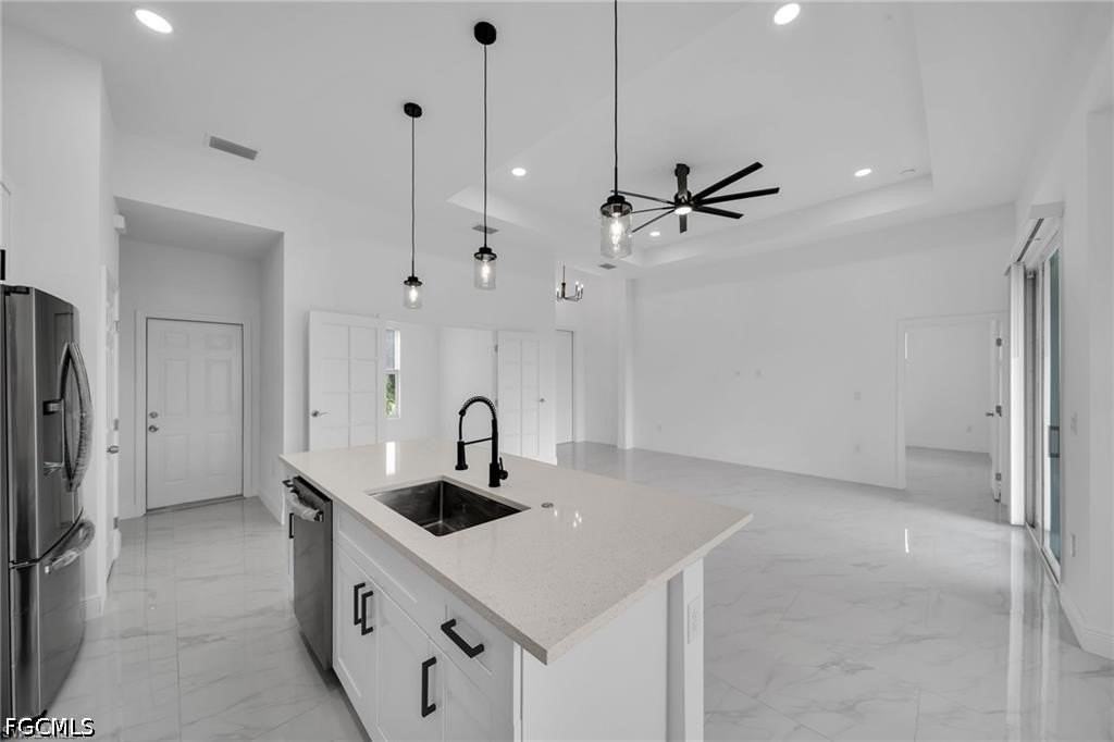 438 Poplar St - Photo 7 of 30
