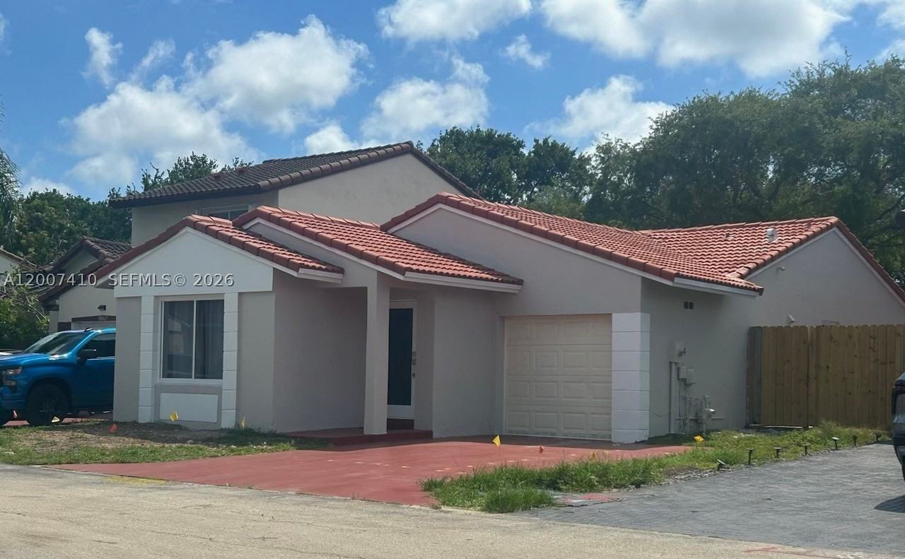 10058 Sw 156th Ct - Photo 2 of 20