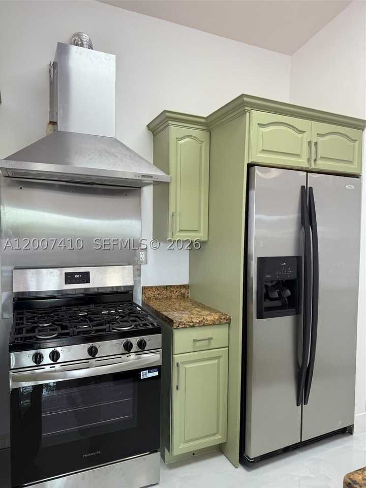 10058 Sw 156th Ct - Photo 4 of 20