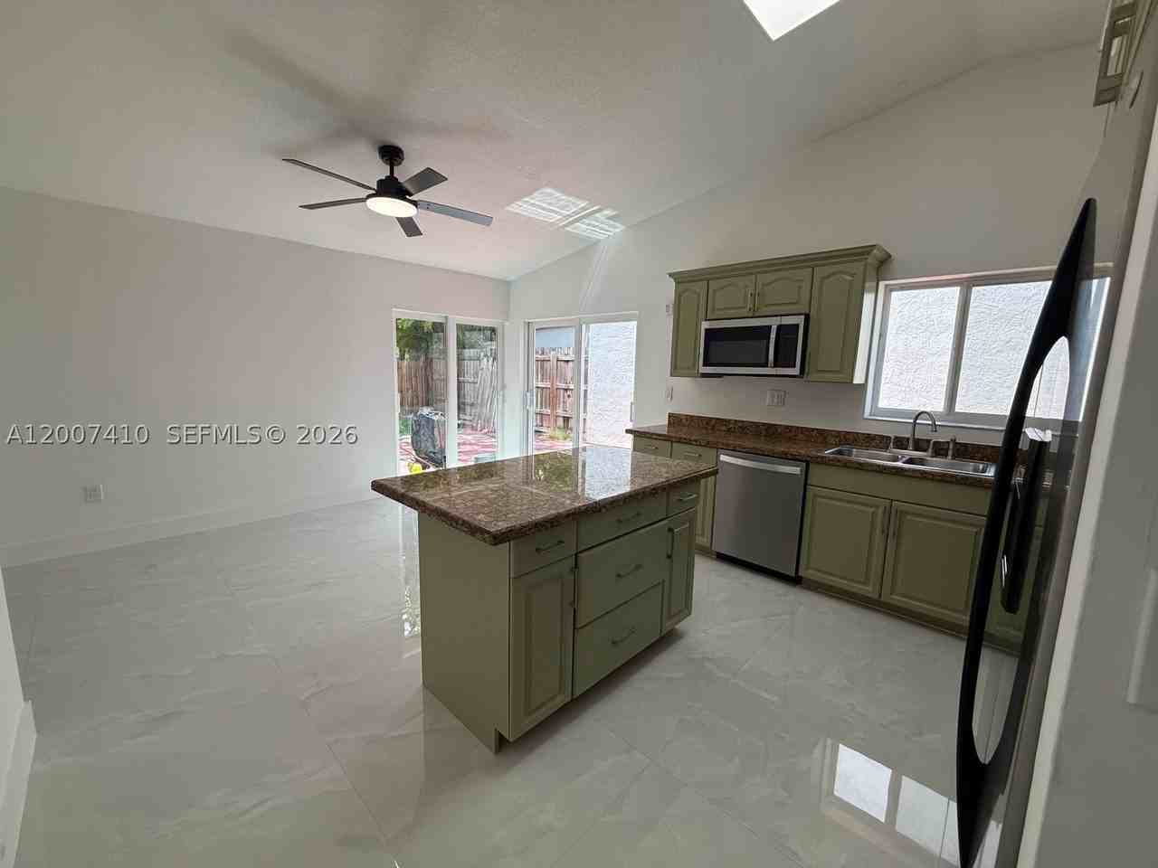 10058 Sw 156th Ct - Photo 7 of 20