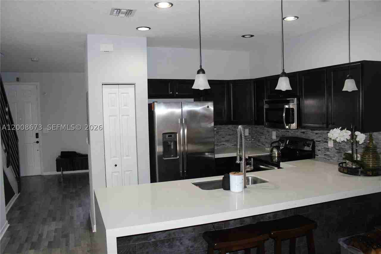 3211 Se 6th St - Photo 2 of 30