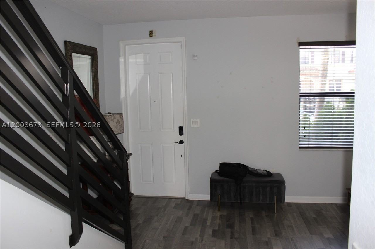 3211 Se 6th St - Photo 4 of 30