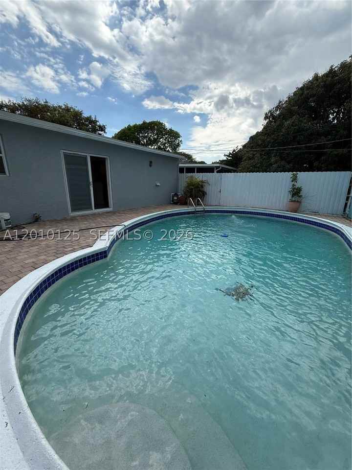 1619 Shenandoah St - Photo 2 of 2