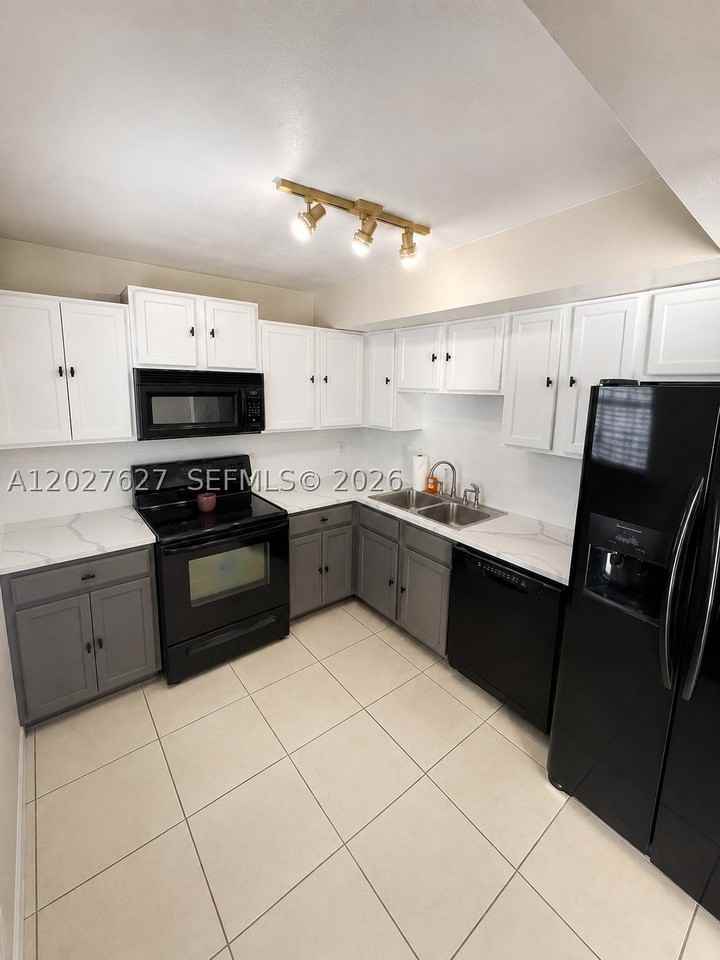 22317 Sw 103rd Ave - Photo 5 of 11