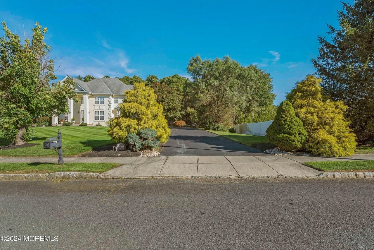 4 Scottsdale Ct - Photo 5 of 46