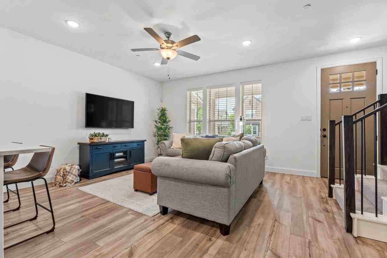 2529 Barnwood Ln - Photo 4 of 40