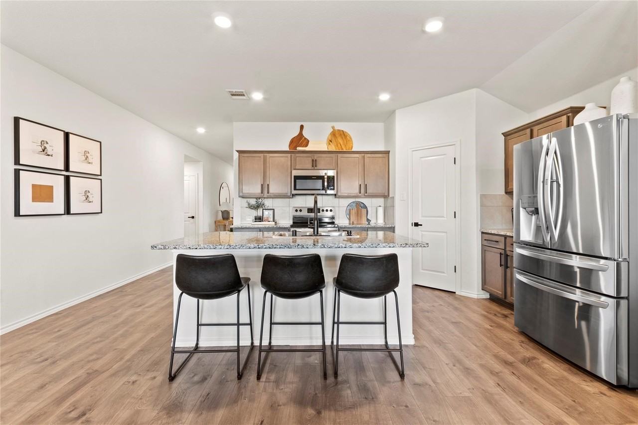 985 Alton Dr - Photo 4 of 24