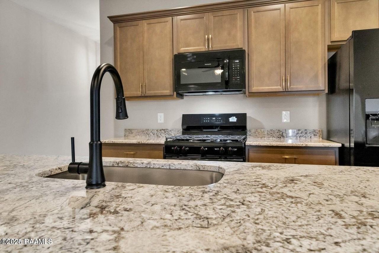 111 Segovia Way - Photo 5 of 23