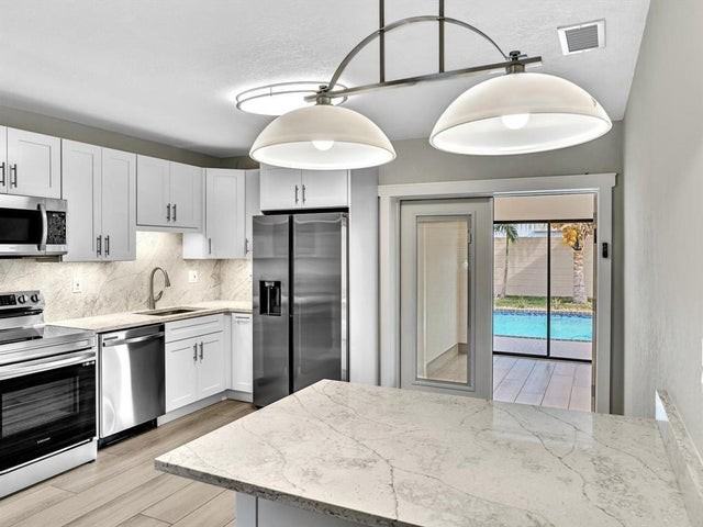 541 Northeast 18th Street - Photo 3 of 8