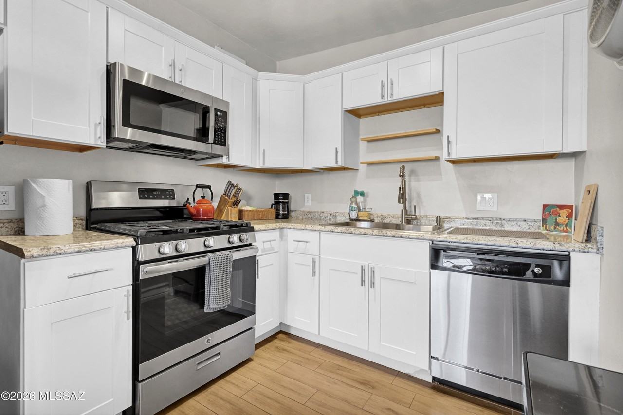 4038 E 17th St - Photo 4 of 43