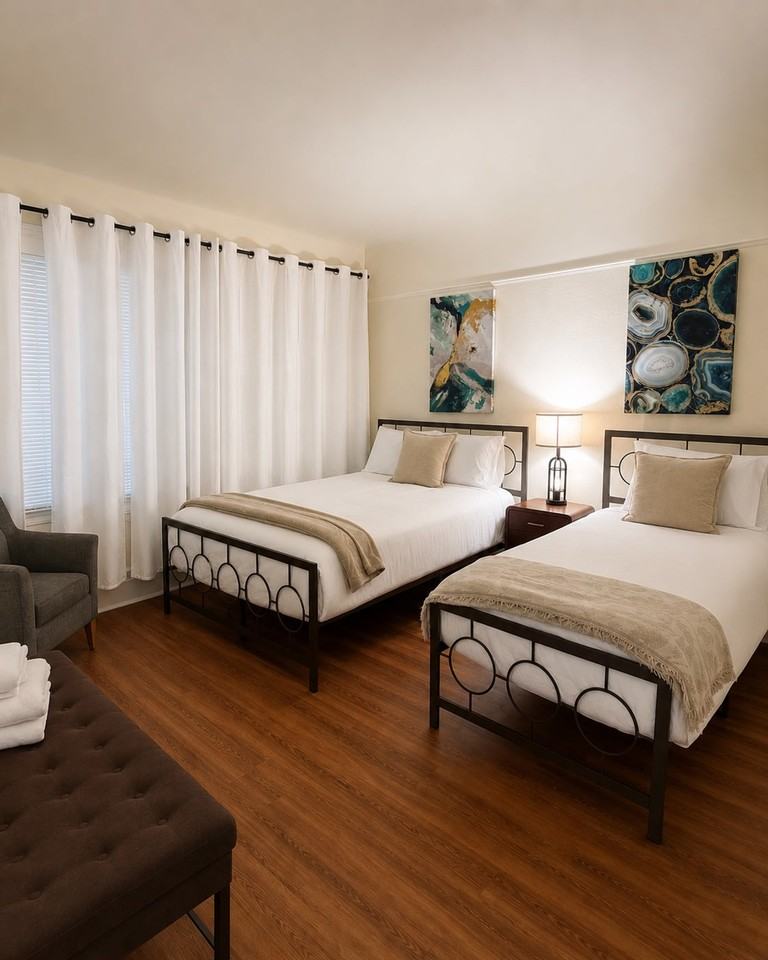 627 22nd St #1538075P - Photo 4 of 50