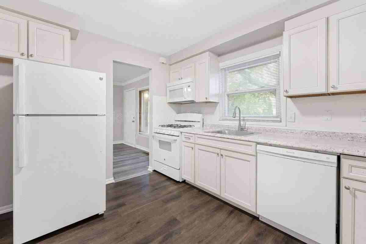14069 Helen St - Photo 2 of 10