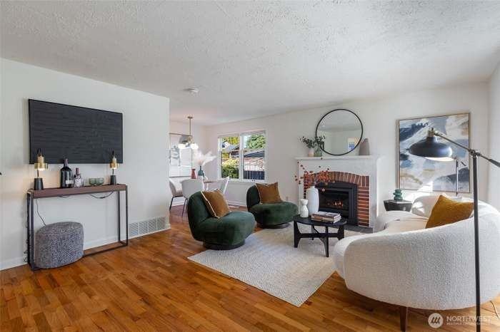 10739 Fremont Ave N - Photo 2 of 12
