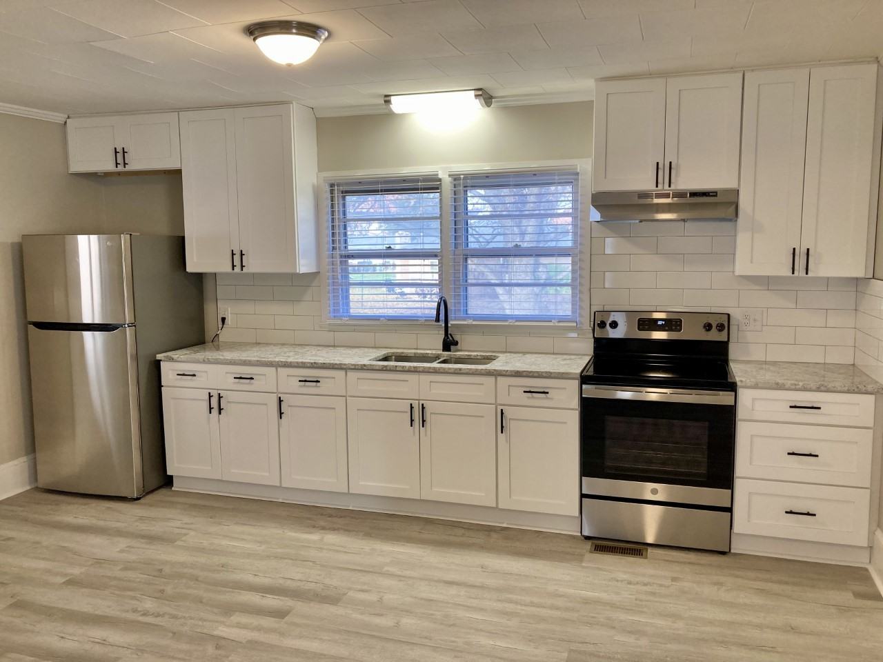2567 Henry Ave - Photo 2 of 14