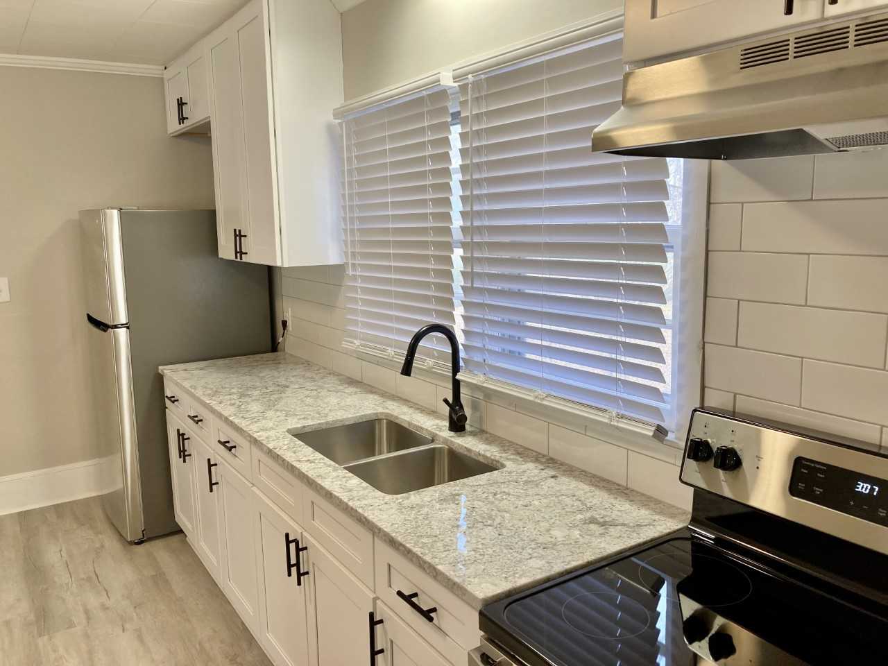 2567 Henry Ave - Photo 4 of 14