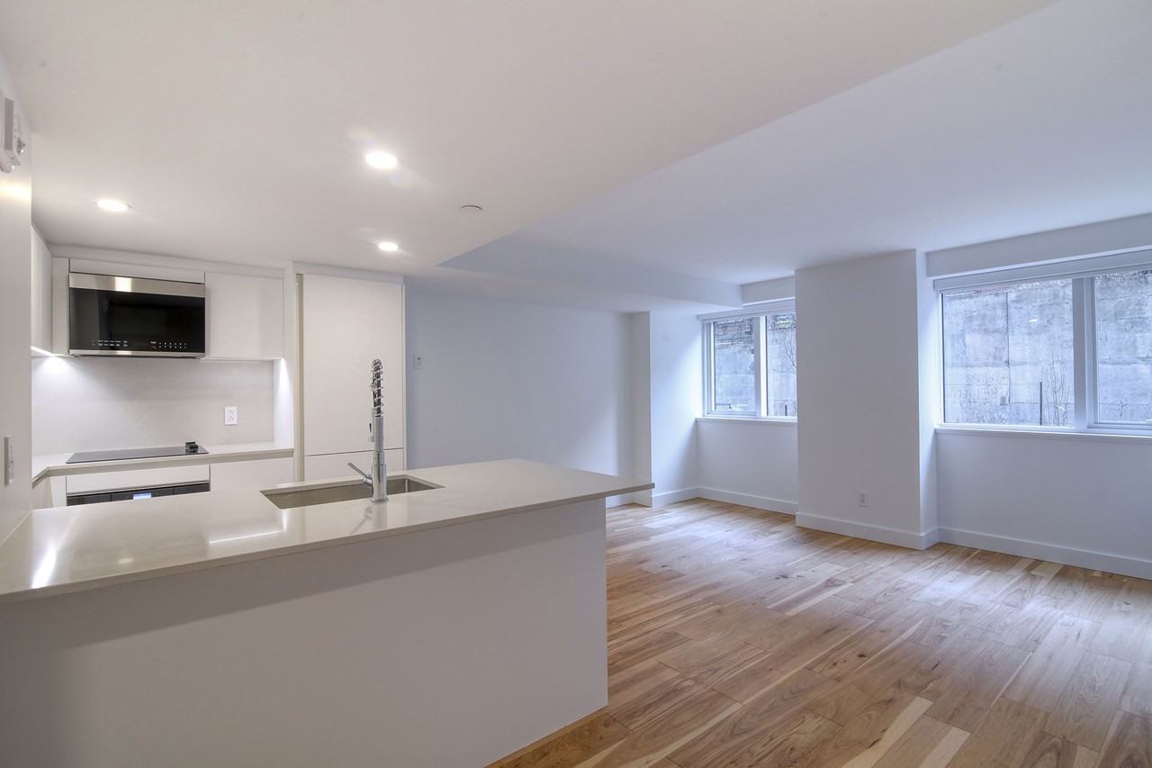 3460 Rue Peel — photo 1