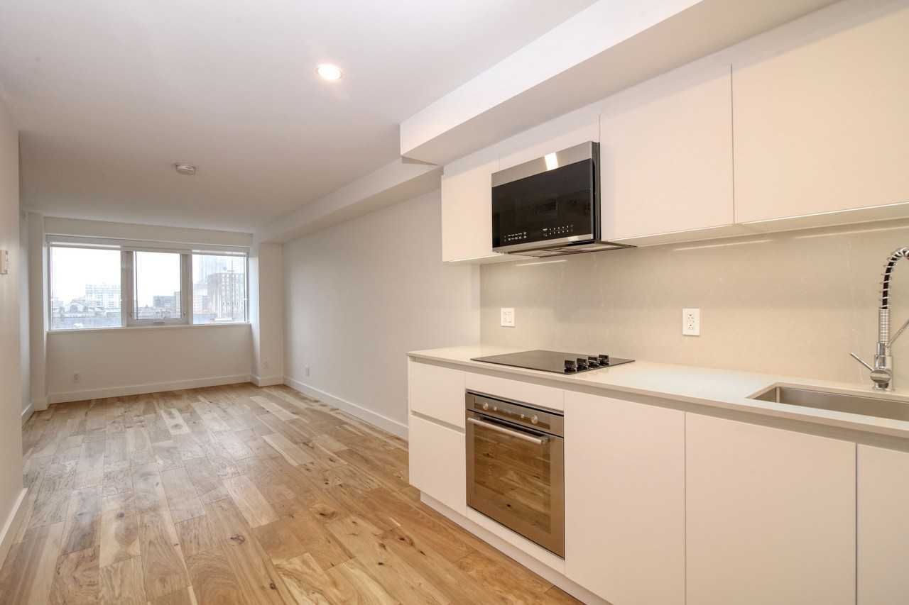3460 Rue Peel — photo 1
