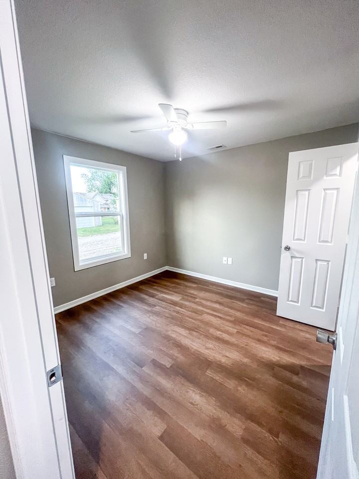 306 W Market St #B - Photo 3 of 9
