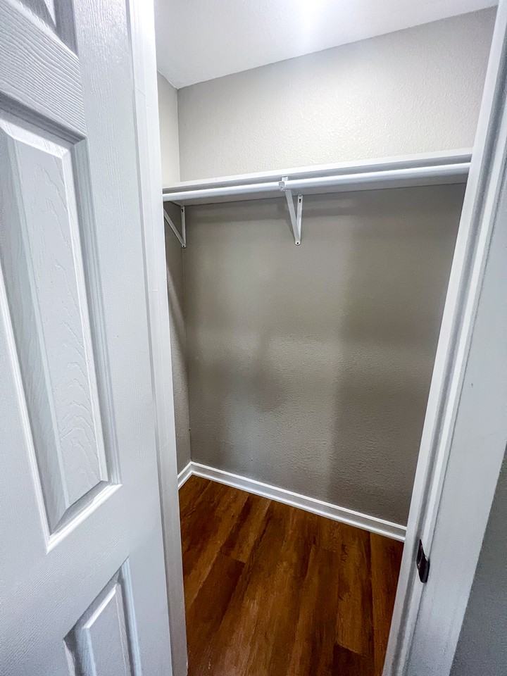 306 W Market St #B - Photo 4 of 9