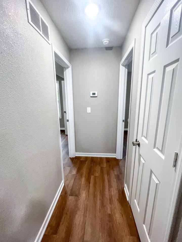 306 W Market St #B - Photo 5 of 9