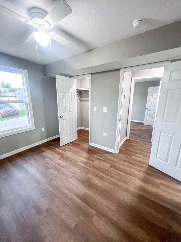 306 W Market St #B - Photo 7 of 9