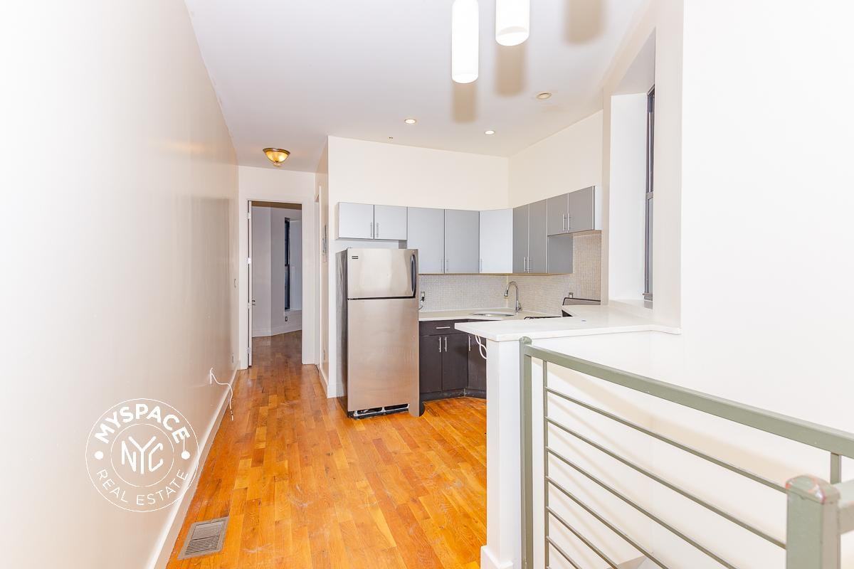 677 Quincy St #1R - Photo 2 of 8
