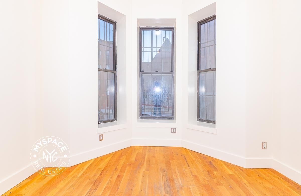 677 Quincy St #1R - Photo 4 of 8