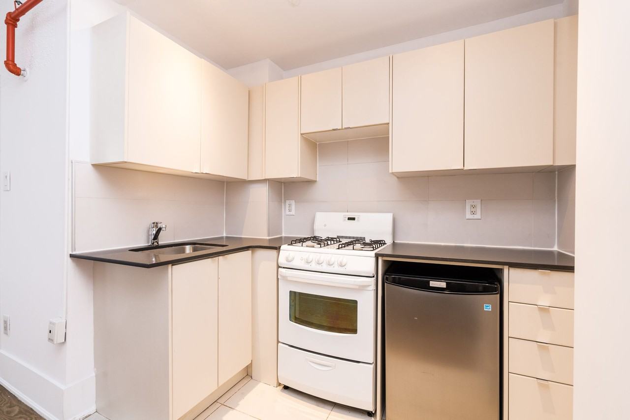 160 Huron Street - Photo 4 of 46