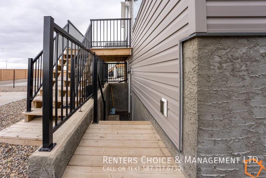 820B Coalbrook Close W - Photo 3 of 8