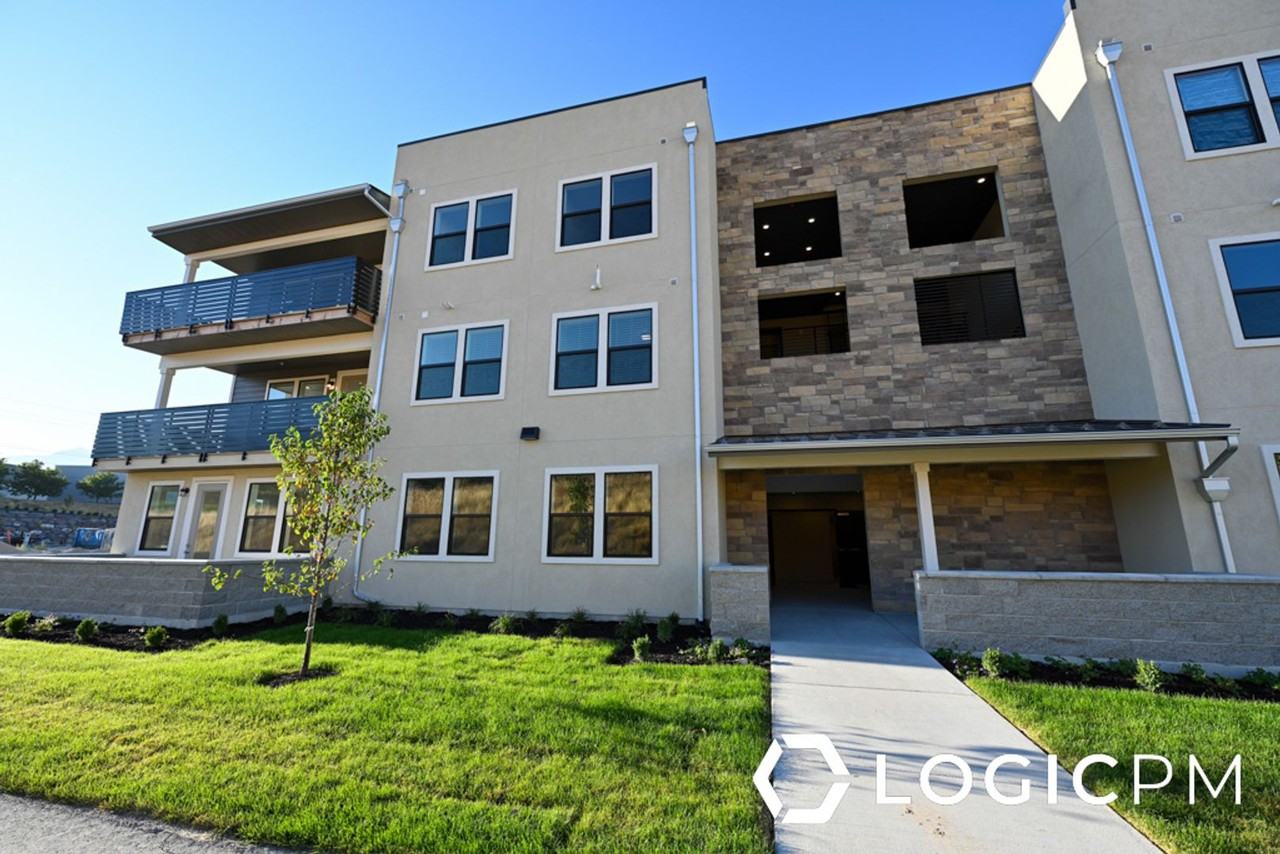 754 W Blue Magic Ln #201 - Photo 3 of 40