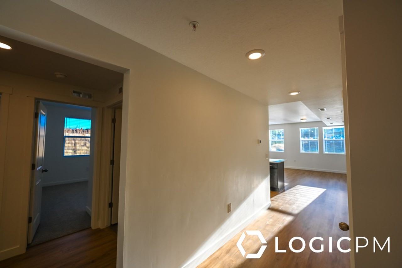 754 W Blue Magic Ln #201 - Photo 6 of 40