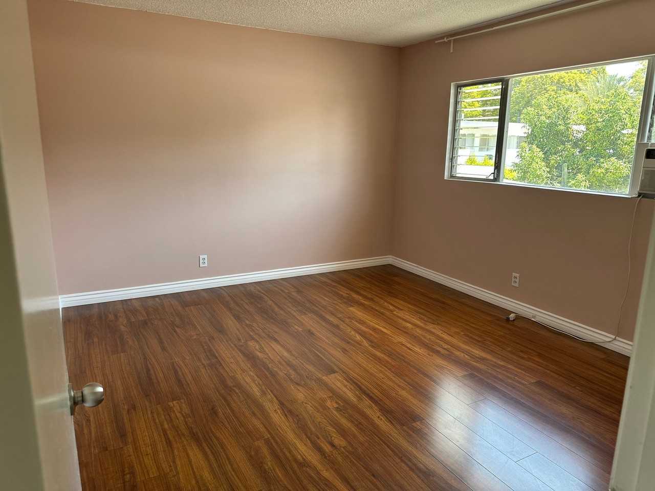 920 N Spaulding Ave - Photo 2 of 7