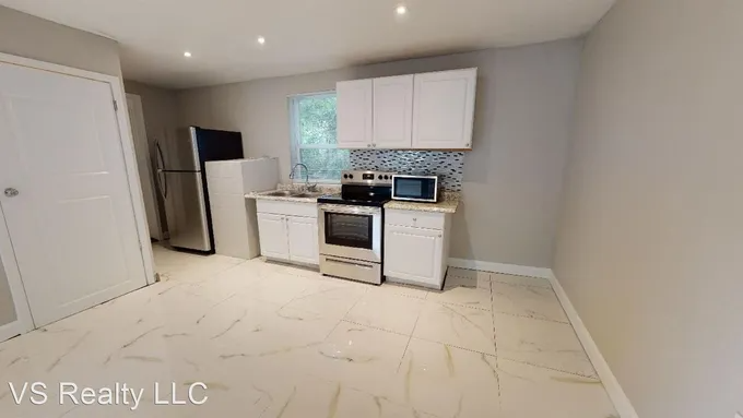 1374 Agnes St #B - Photo 3 of 8