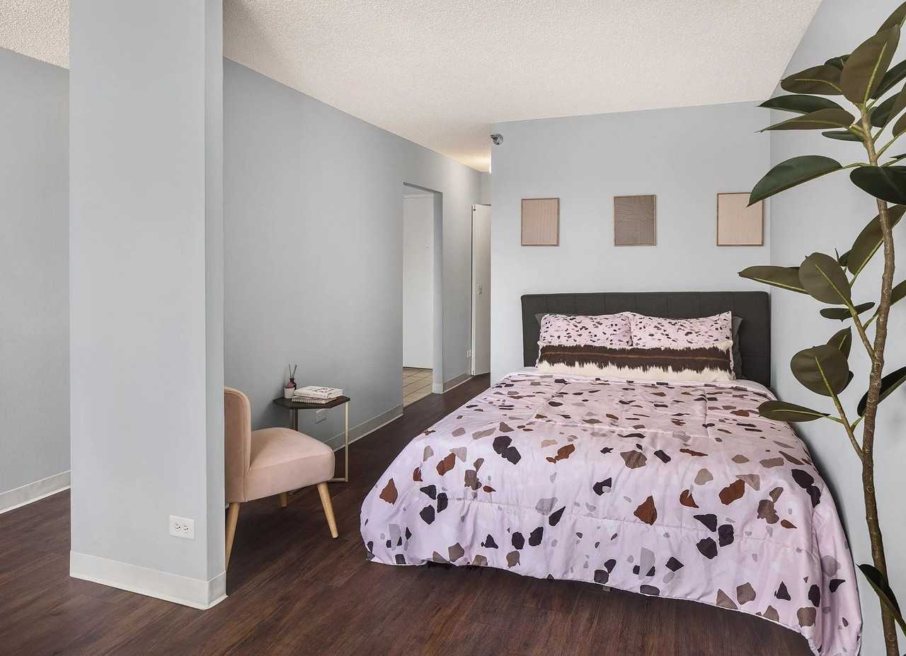 454 E Ohio St - Photo 3 of 10