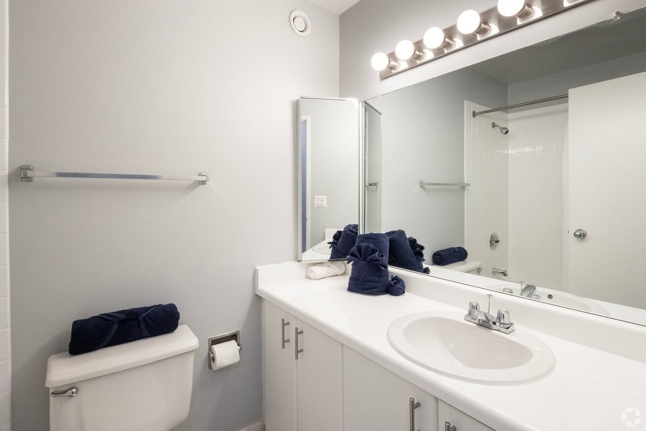 454 E Ohio St - Photo 5 of 10
