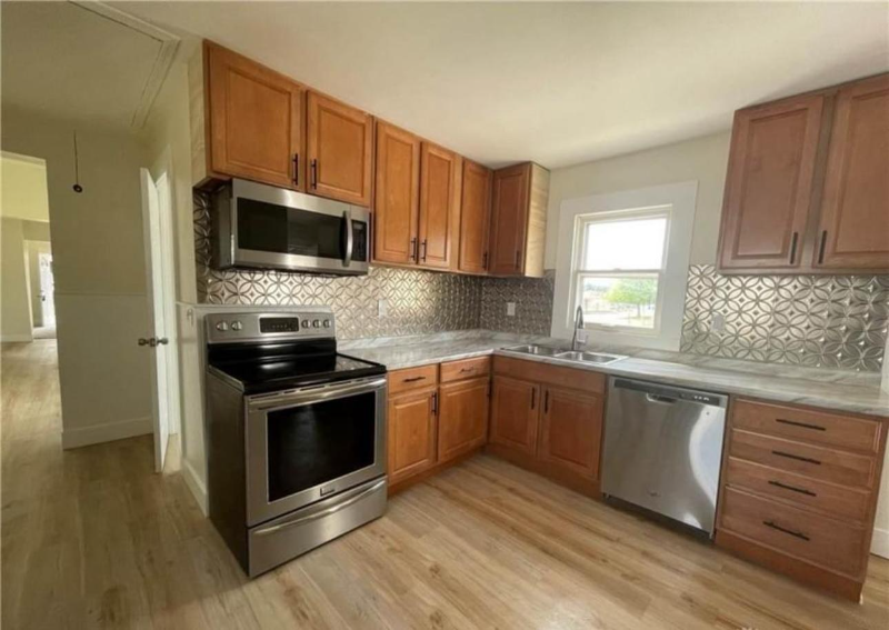 101 N Irwin St - Photo 2 of 8