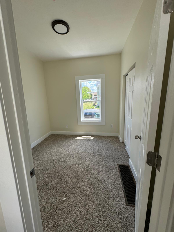 101 N Irwin St - Photo 4 of 8