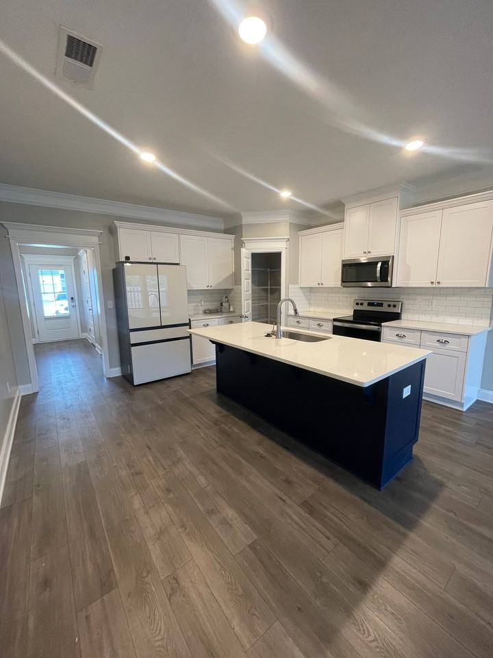 1057 Linsmore Ave - Photo 5 of 20