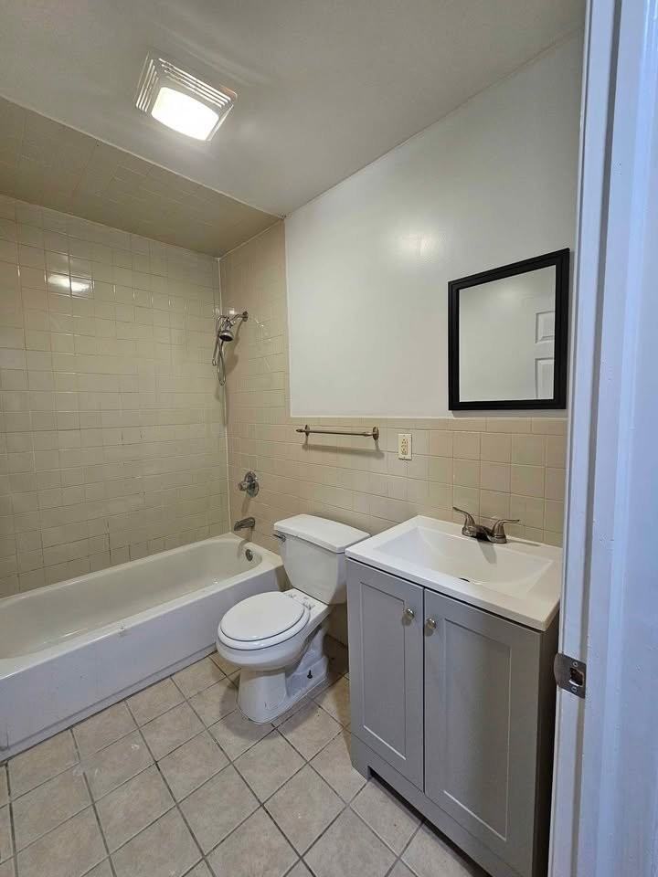 552 E 24th St #2 - Photo 2 of 7