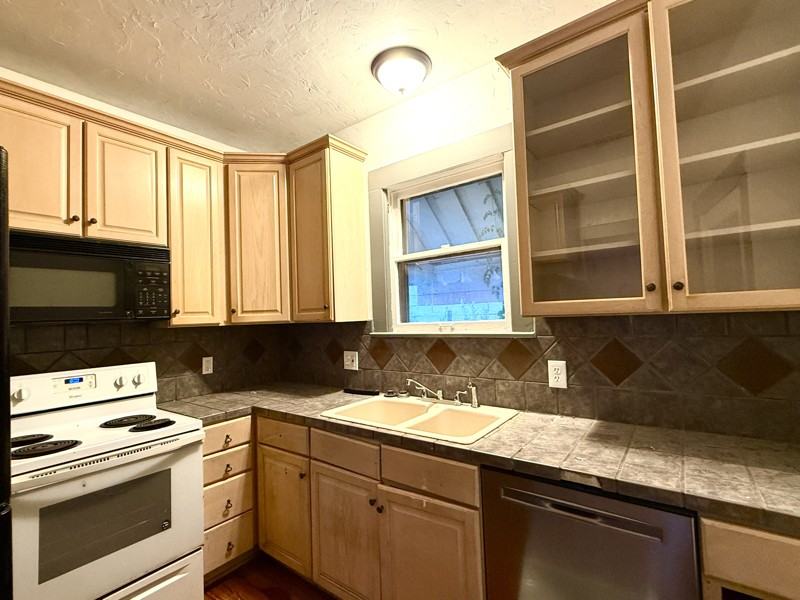 1131 Mckinley Ave - Photo 6 of 12