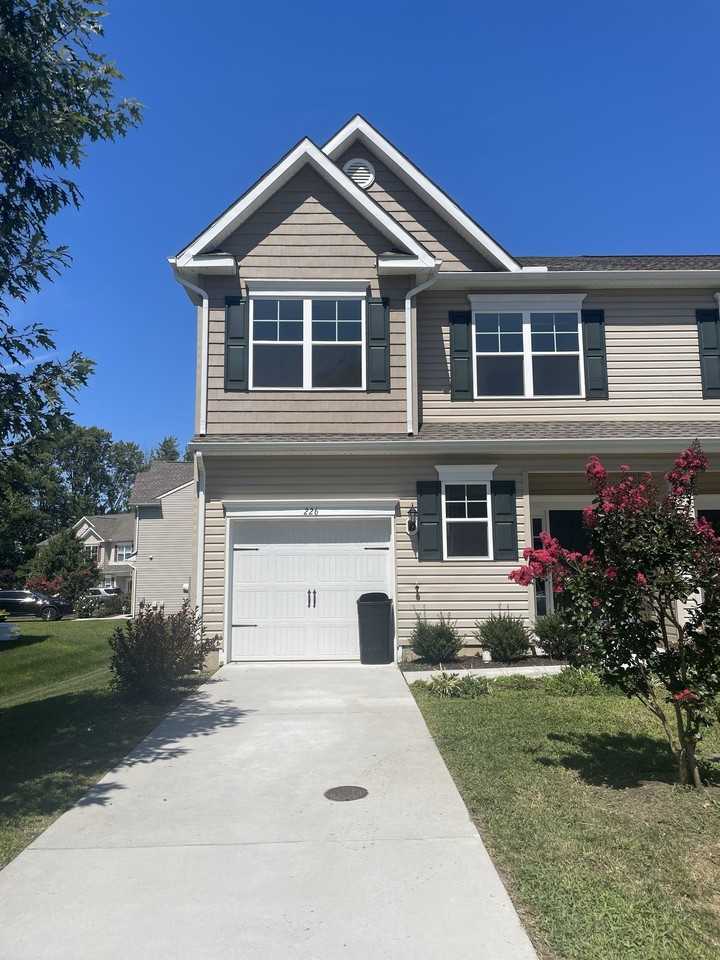215 Thompson Ave